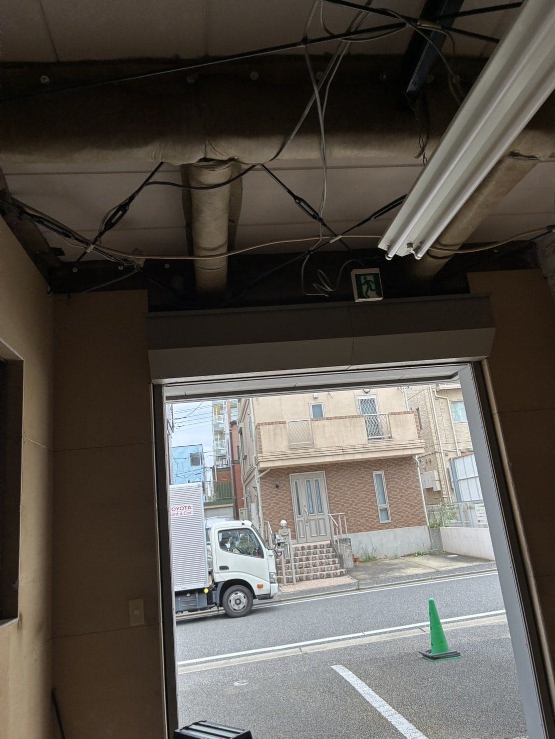 窓から光が入る、工事前の部屋